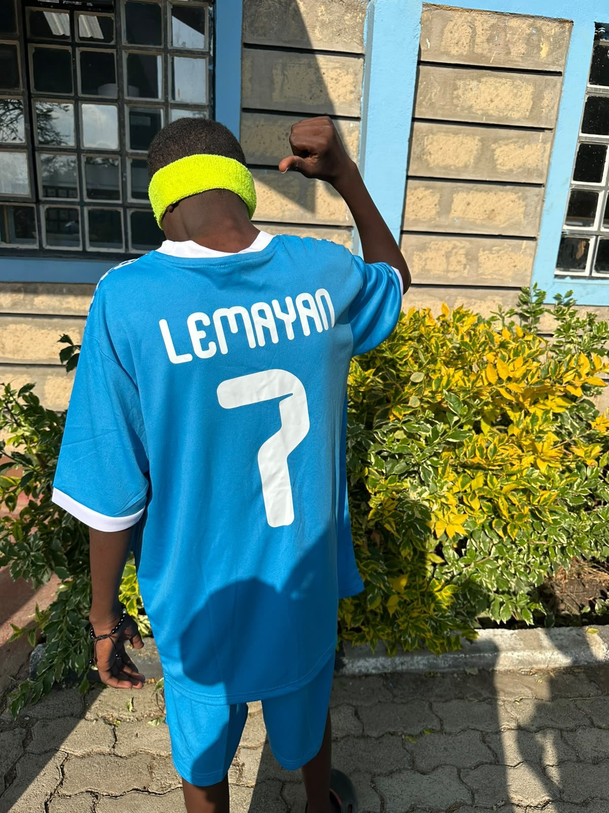 A player seen from behind in his blue SMCH kit, number 7